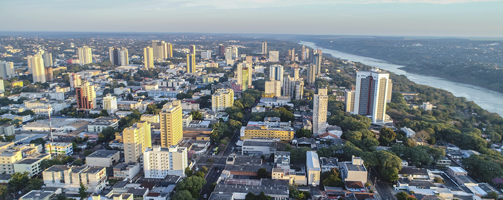 A imagem mostra parte da cidade de Foz do Iguaçu vista de cima.