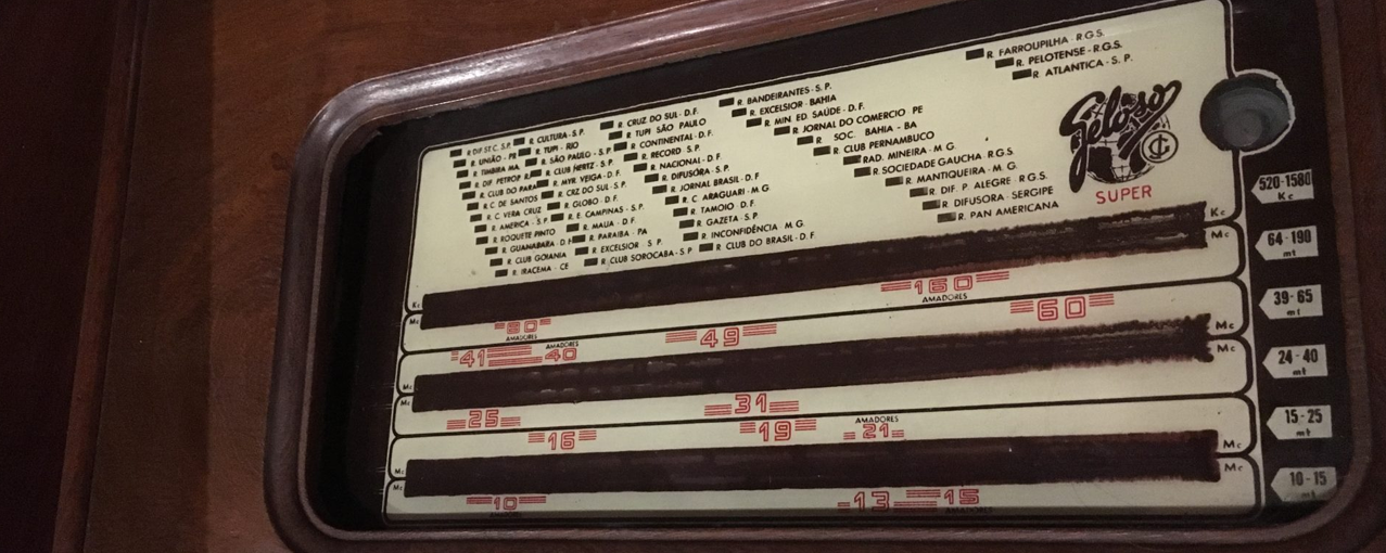 Parte de uma rádio vitrola de madeira em tom escuro