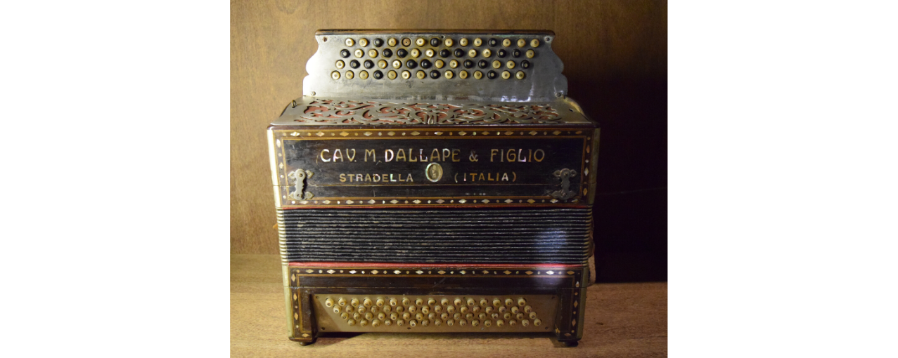 Acordeão Dallepè - acervo Museu da Imigração