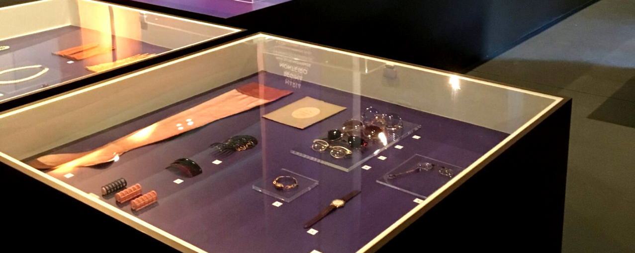 Vitrine com peças de acervo do MI