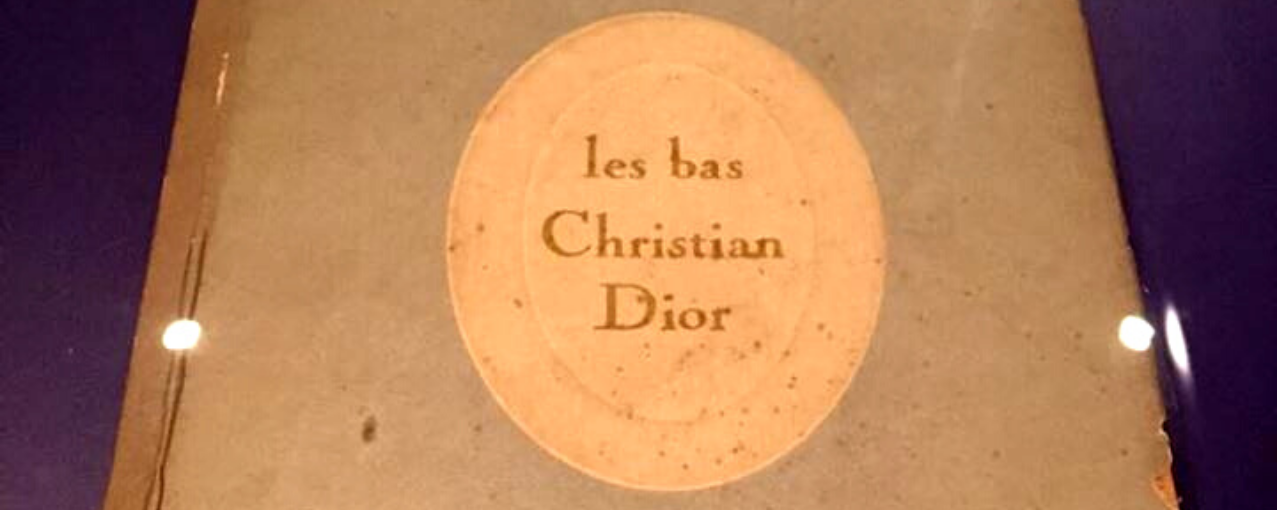 Embalagem antiga com o nome da grife “Christian Dior”