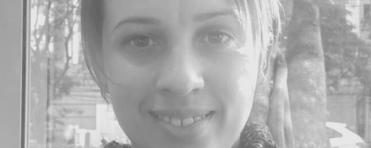 Foto de professora do projeto Abraço Cultural