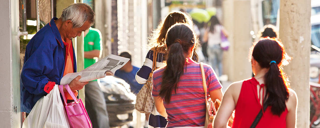 Pessoas andando na rua.