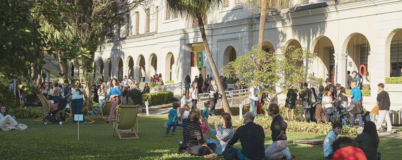 pessoas no jardim do museu
