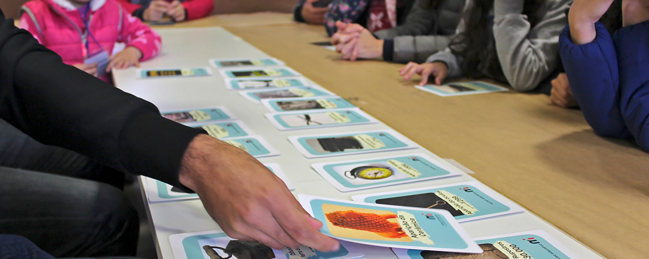 Mesa com cartas de um jogo