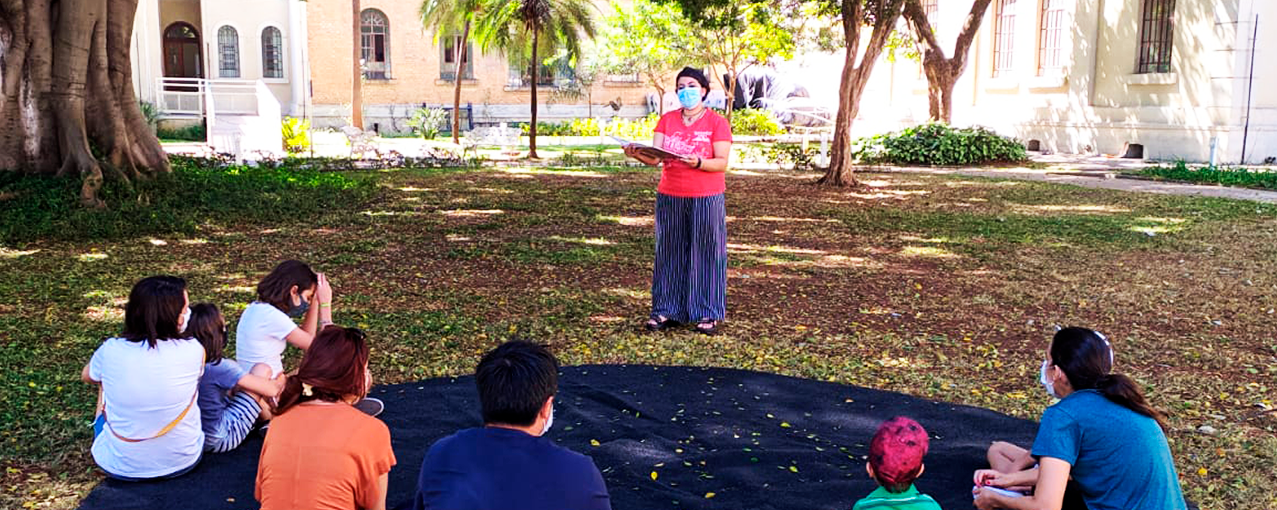 Foto de mediação de leitura no jardim