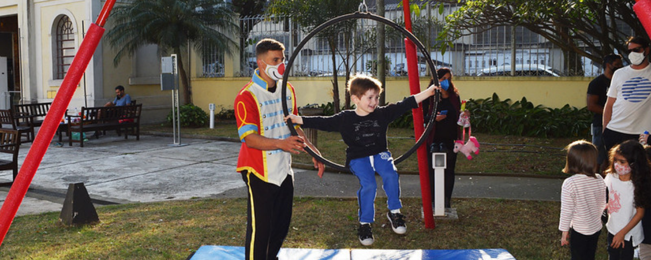 atividade de circo no jardim do museu