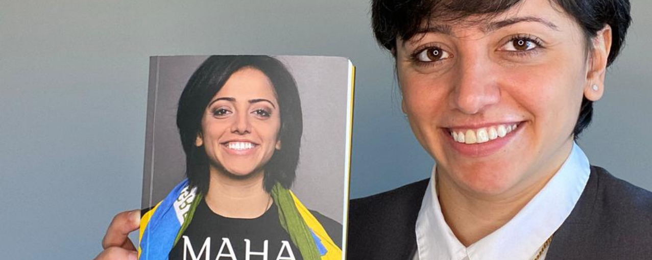 Maha Mamo segurando seu livro