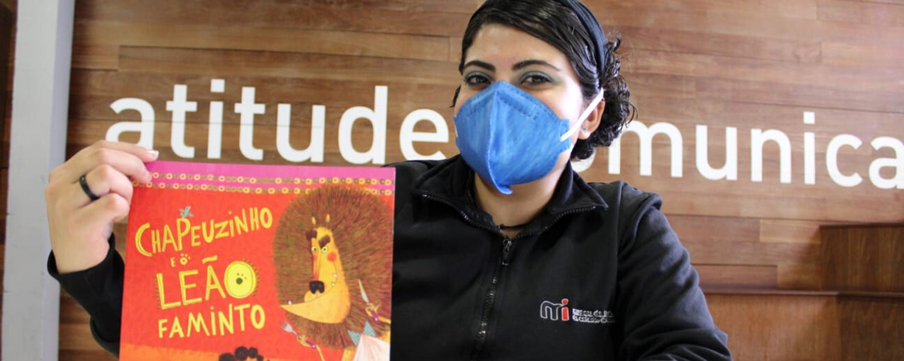 Foto da mediadora de leitura Gabi Chagas