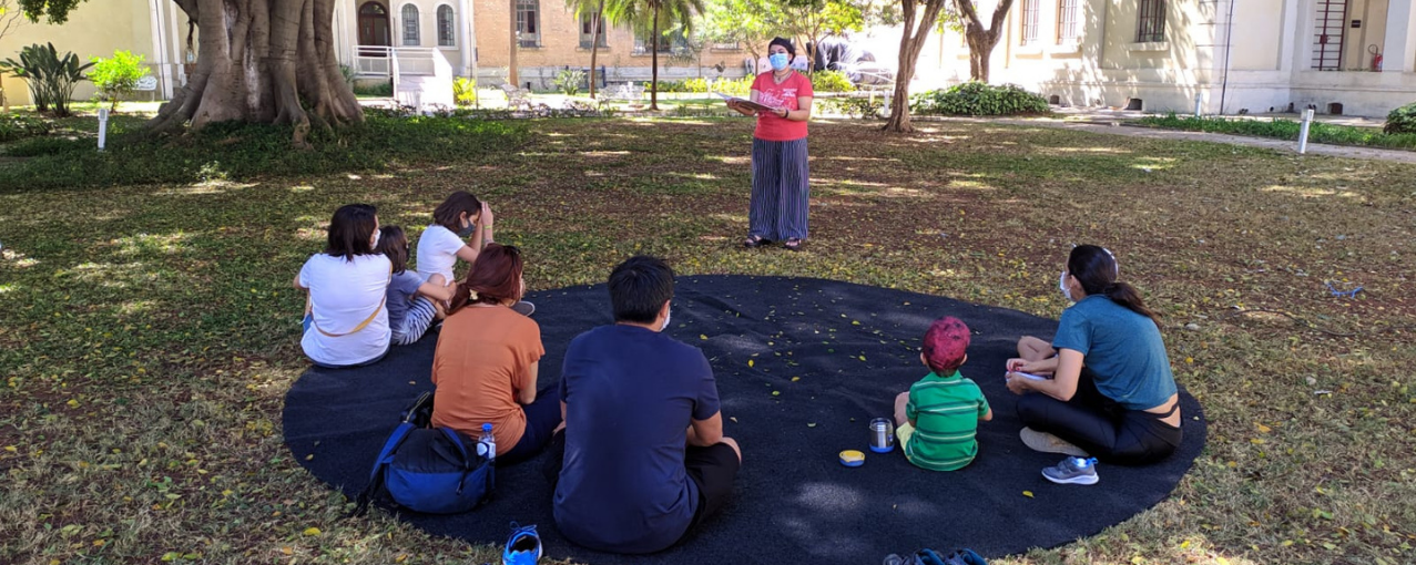 Foto da mediação de leitura no jardim do Museu