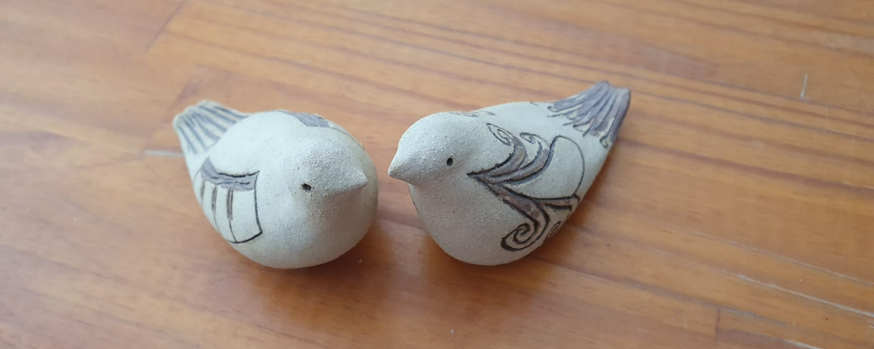pássaros de cerâmica