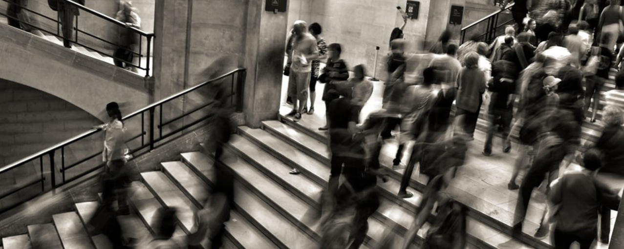 foto de circulação de pessoas em escadaria