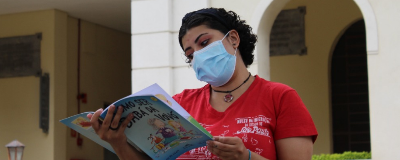 Foto da a mediadora de leitura Gabi Chagas