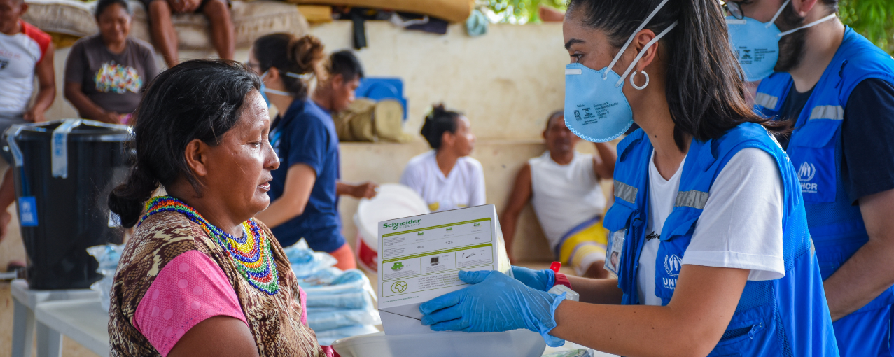 Imagem de duas mulheres durante ação da Acnur