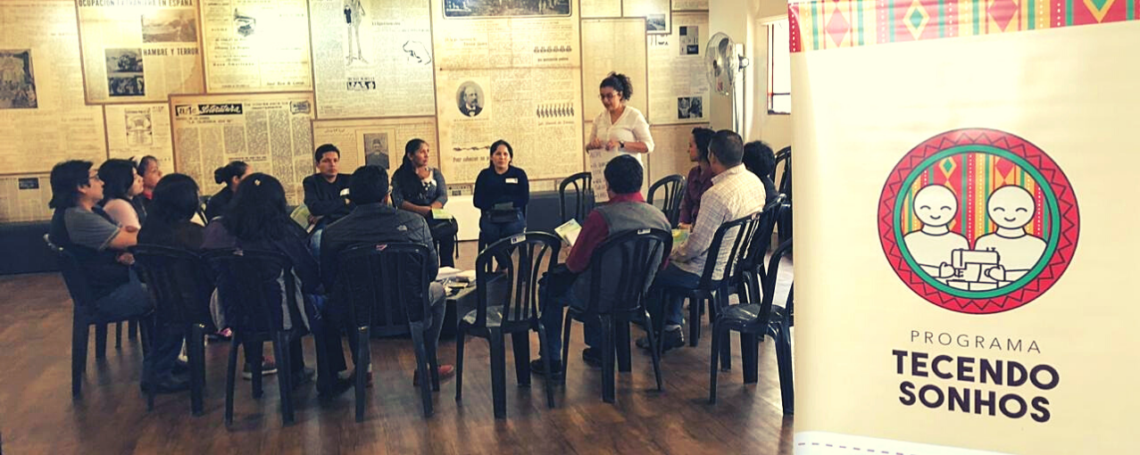 Foto de um grupo de pessoas em reunião