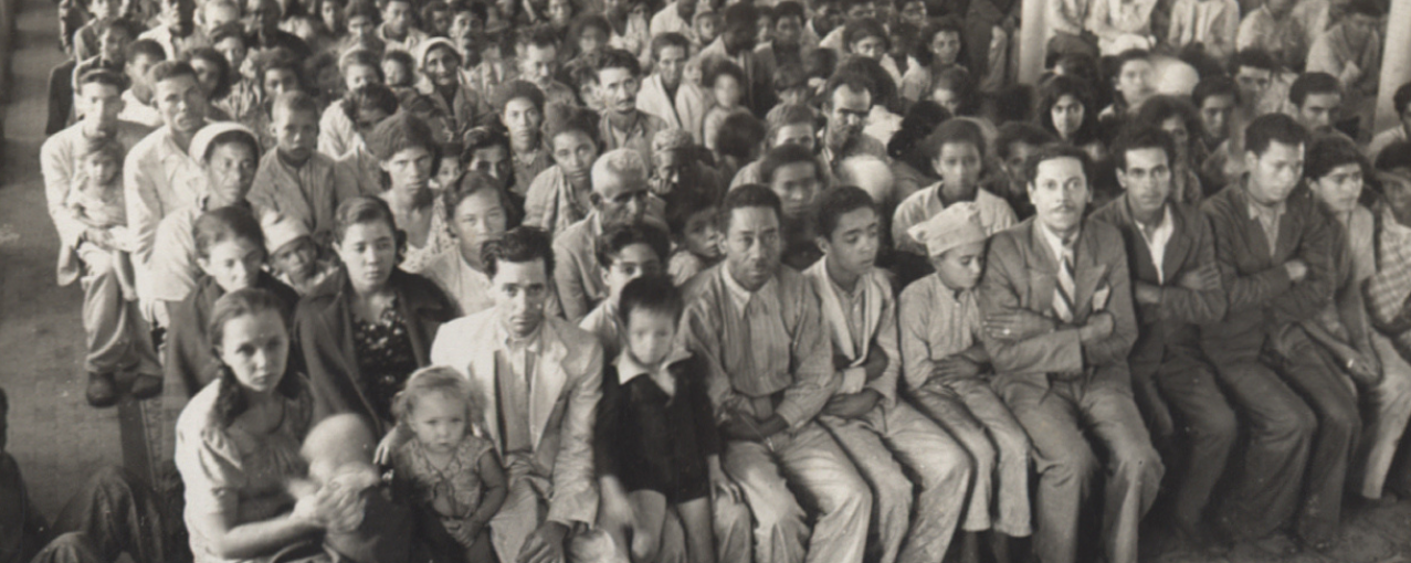 foto do acervo do museu com um grupo de nordestinos na Hospedaria do Brás