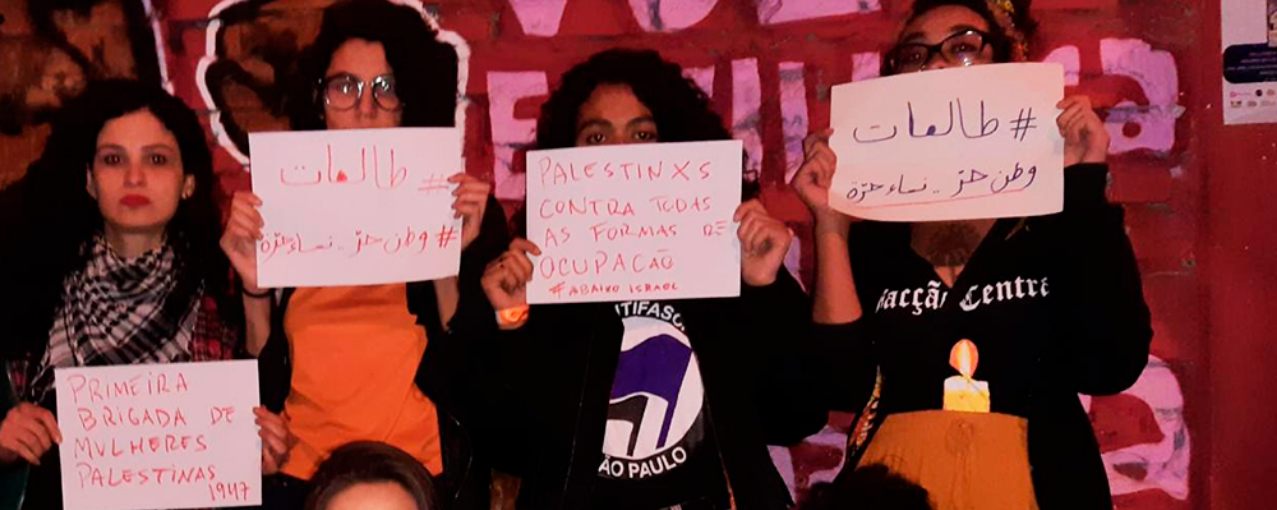 foto de quatro mulheres com cartazes