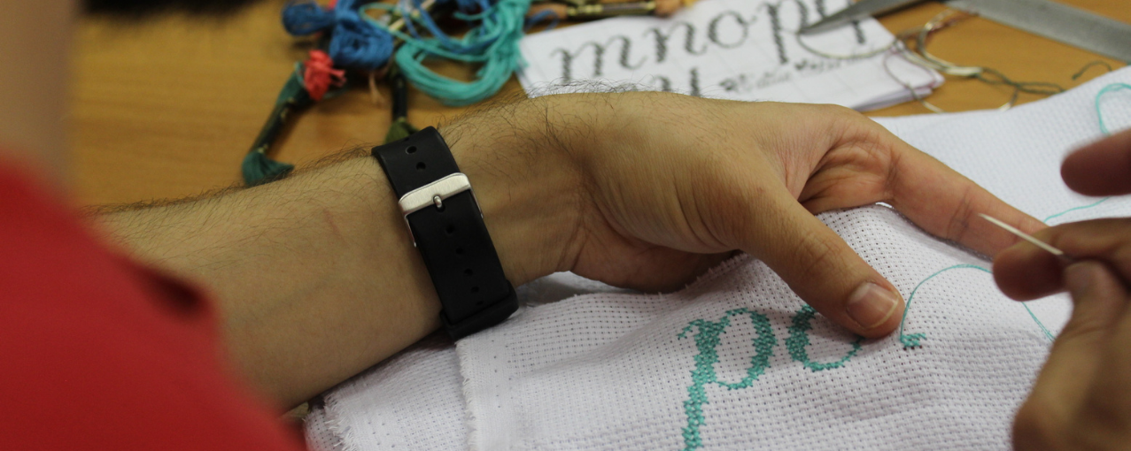 imagem fechada de uma pessoa bordando