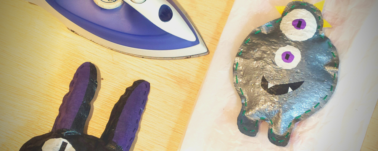 foto de brinquedos feitos com material reciclado e um ferro de passar roupas