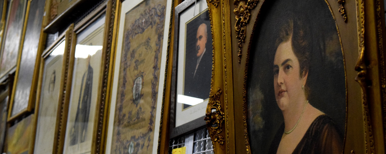 Foto com quadros na reserva técnica