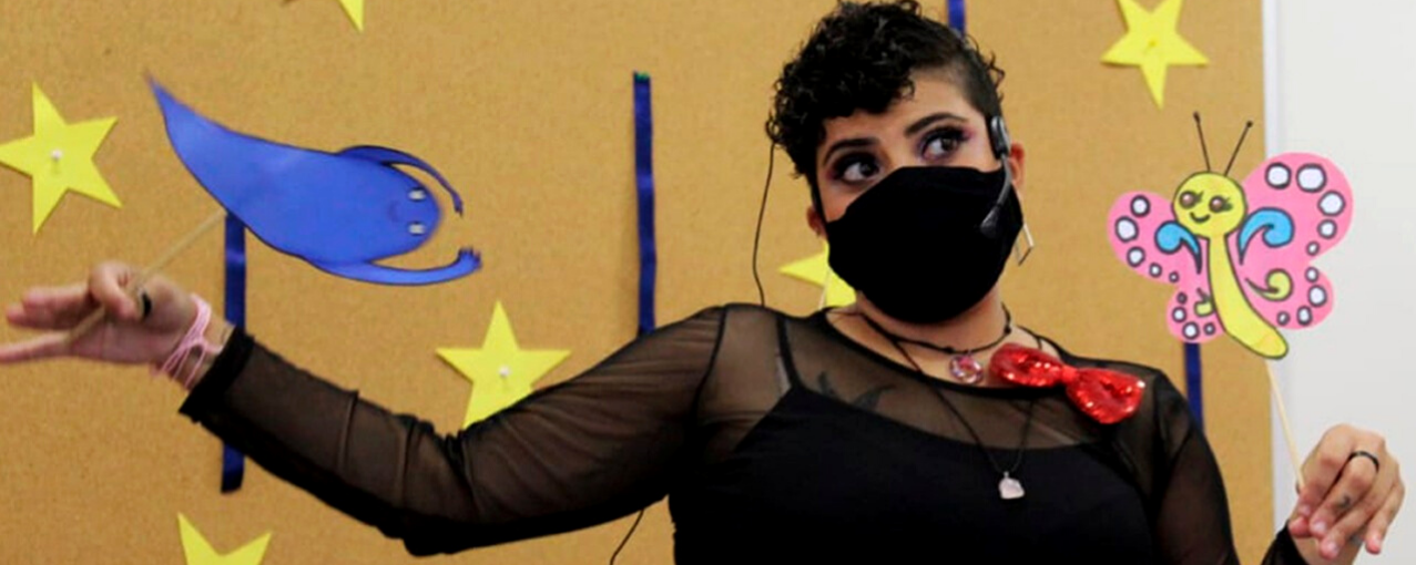 Foto da a mediadora de leitura Gabi Chagas