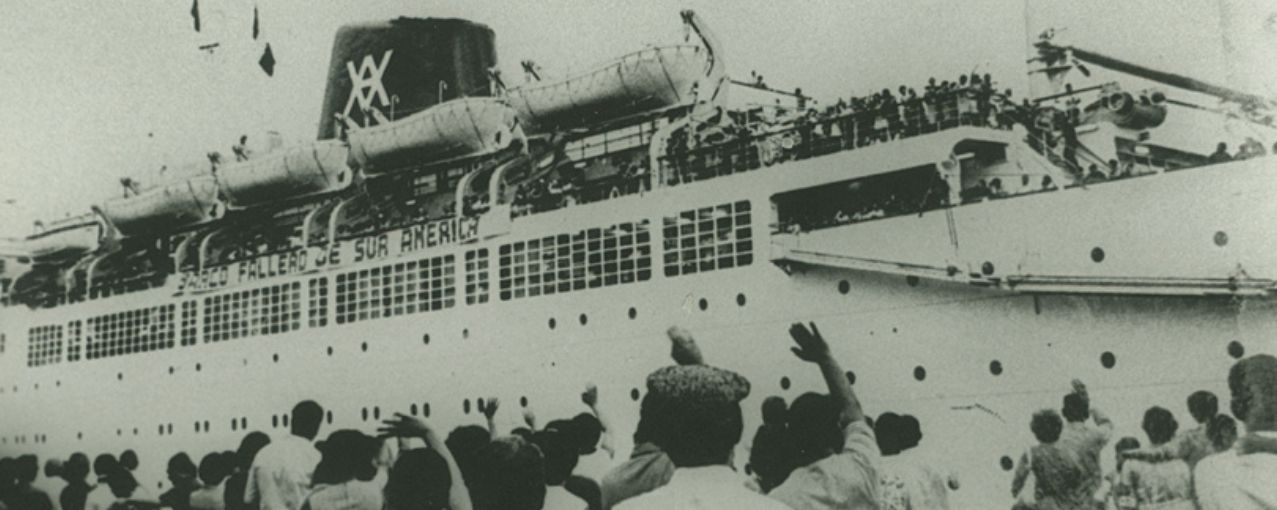 Foto de acervo com navio e pessoas no porto