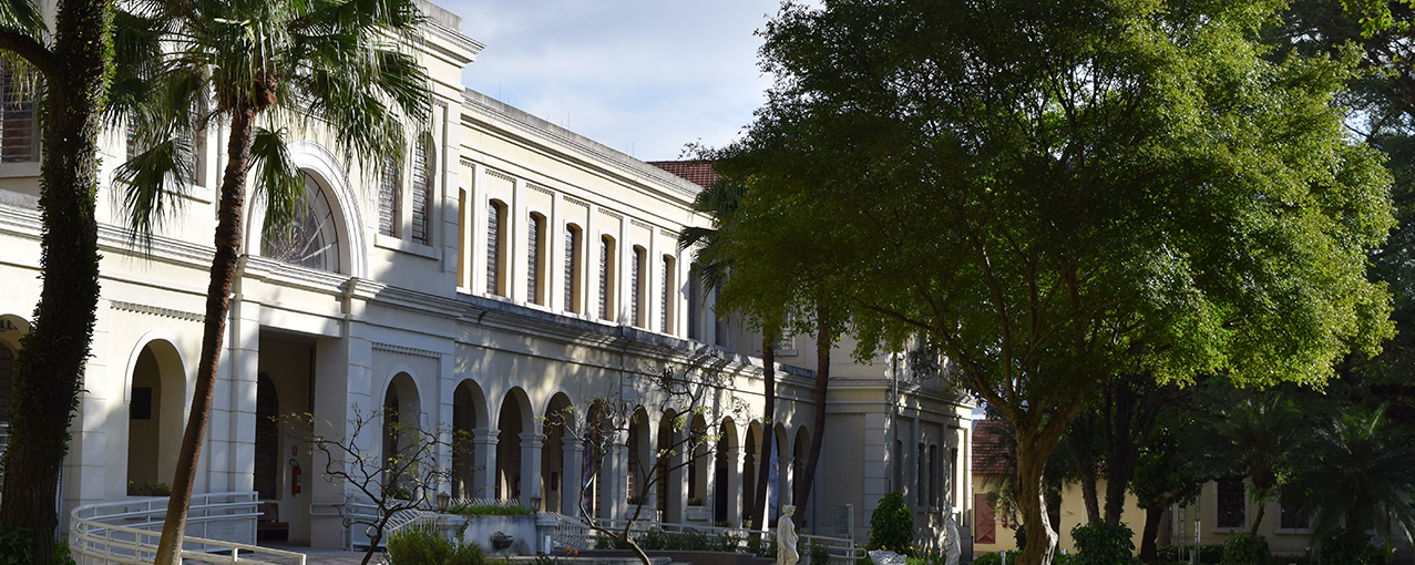 Foto, de lado, da fachada do Museu