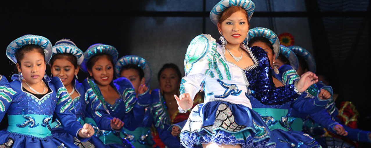 Mulheres dançando na Festa do Imigrante