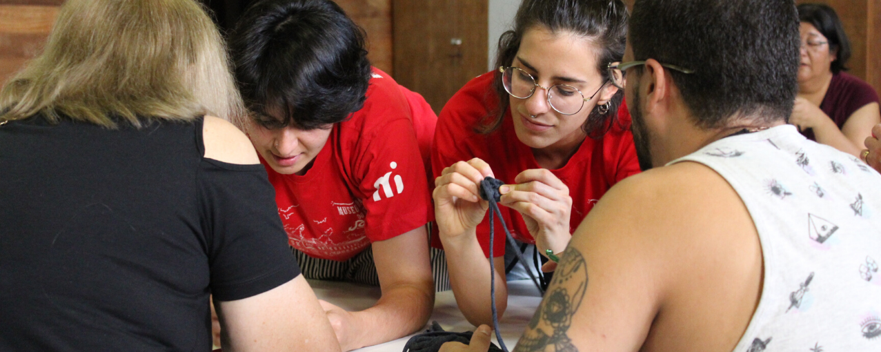 Pessoas em oficina educativa no Museu