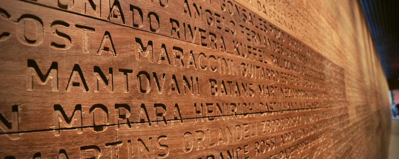 Parede de sobrenomes no museu