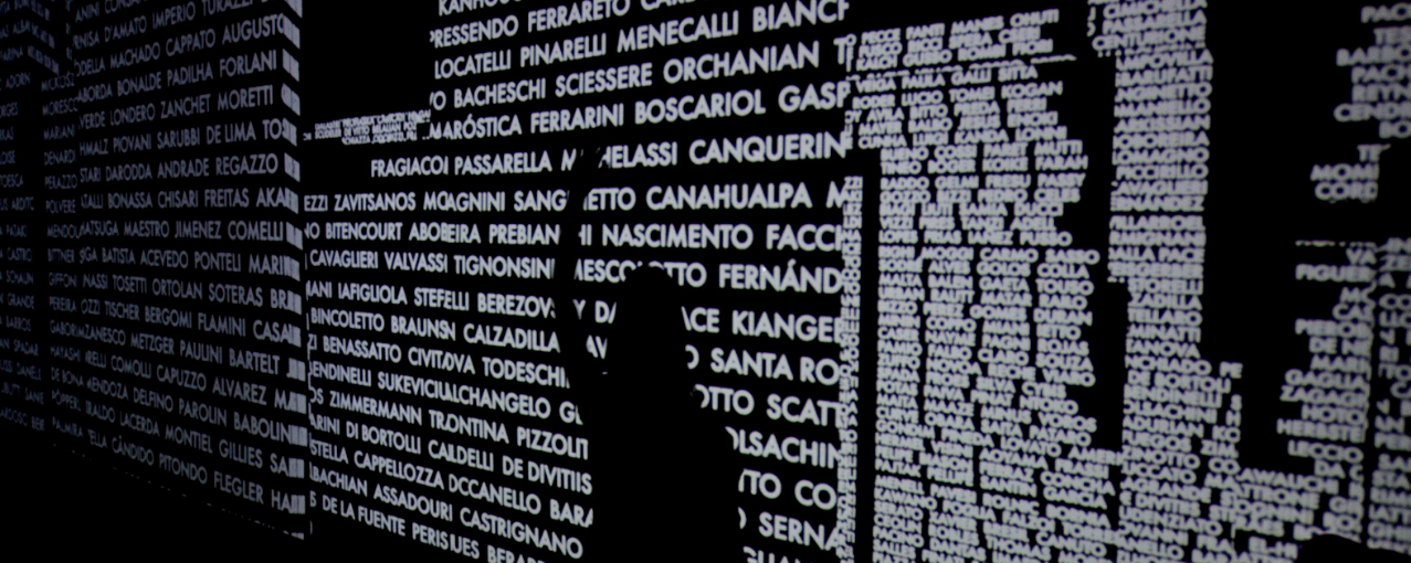 Foto da instalação videográfica SobreNomes