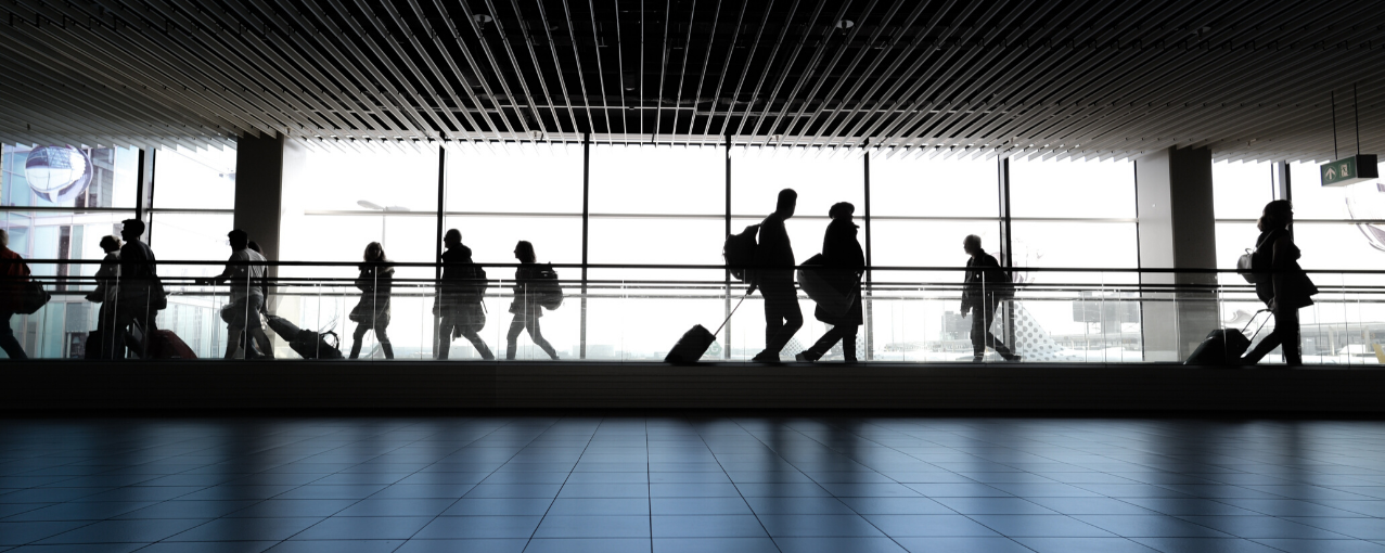 Imagem de pessoas no aeroporto