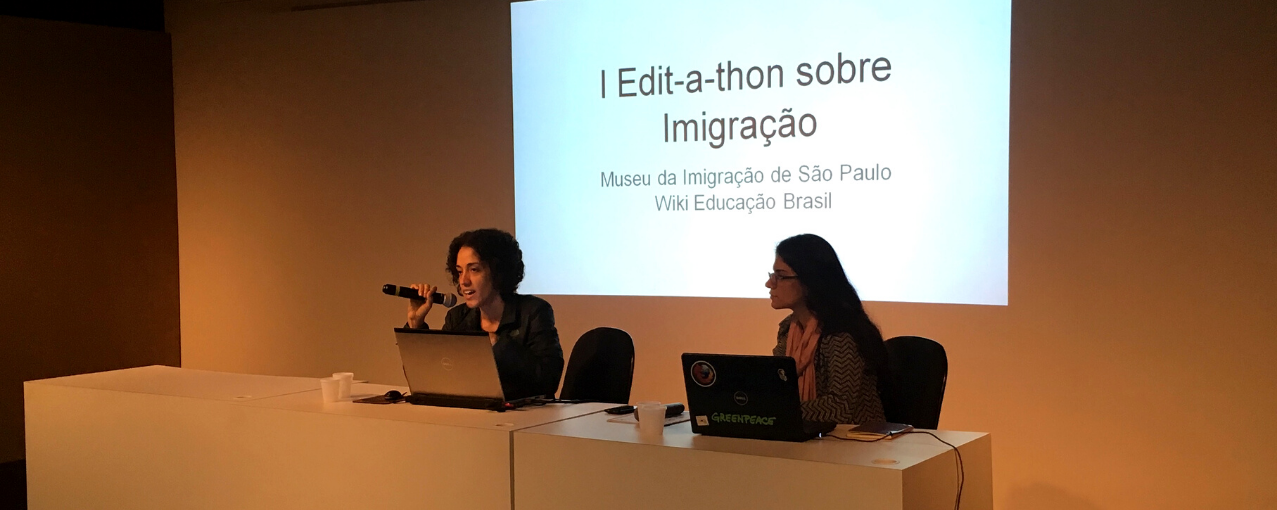 Duas mulheres palestrando no seminário da Wikipédia