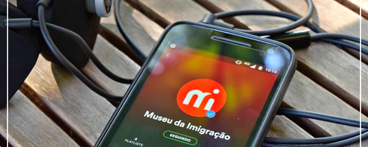 Imagem ilustrativa de celular e fone de ouvido